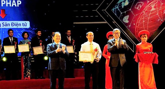 Trung tâm Phân tích và Chứng nhận chất lượng sản phẩm nông nghiệp Hà Nội nhận giải thưởng Chuyển đổi số Việt Nam 2019