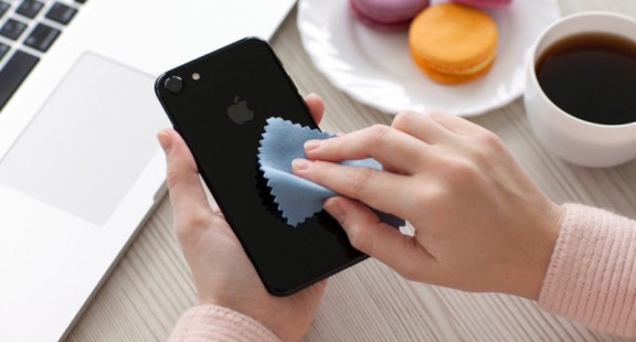 Vệ sinh điện thoại để tránh lây nhiễm vi rút, vi khuẩn