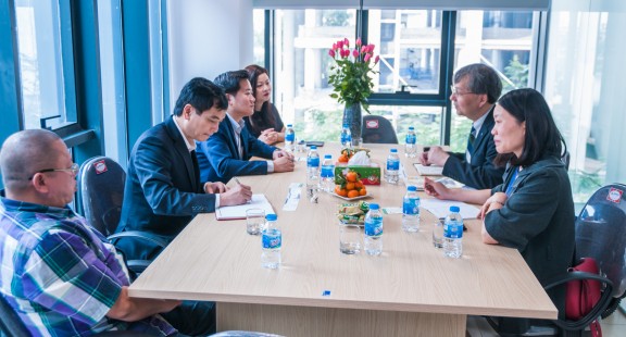 Lãnh đạo VinaLAB làm việc với đại diện Hiệp hội JaiMa