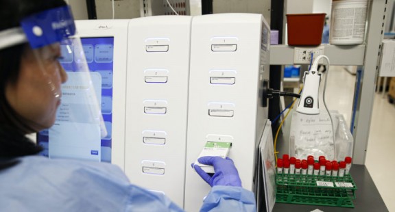 Bộ kit xét nghiệm virus SARS-CoV-2: Thành công từ “nhiều mũi giáp công”