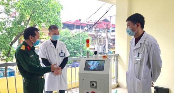 Việt Nam chế tạo thành công robot hỗ trợ điều trị covid-19
