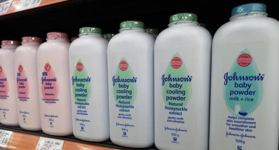 Dừng sản xuất phấn rôm Johnson & Johnson do chứa chất amiăng