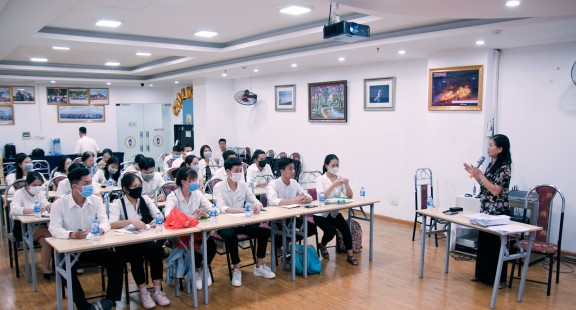 Tập huấn kiến thức ATTP cho chủ cơ sở và người trực tiếp chế biến, kinh doanh dịch vụ ăn uống