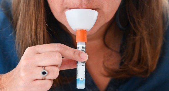 Nước bọt tiết lộ tình trạng Covid-19 nặng hay nhẹ