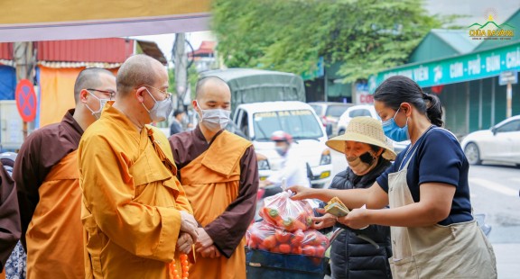 Phật tử chùa Ba Vàng giải cứu nông sản Hải Dương