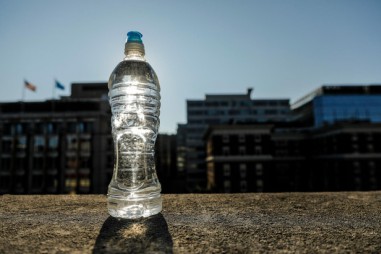 Thời tiết nóng cực đoan có thể sẽ khiến các loại chai nhựa trở nên nguy hiểm