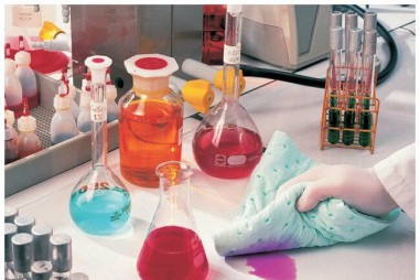 Những hóa chất độc hại trong phòng thí nghiệm bạn nên biết