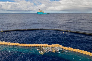 Hệ thống “bẫy” rác thải nhựa trên đại dương hoạt động thành công