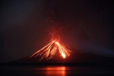 Lượng cacbon con người thải ra cao gấp 100 lần so với toàn bộ núi lửa trên Trái đất