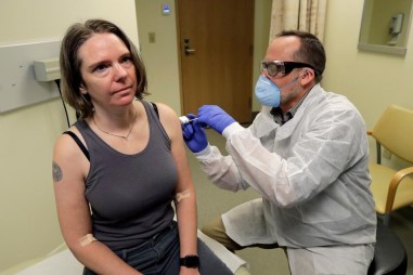 Mỹ thử nghiệm vaccine Covid-19 đầu tiên trên cơ thể người