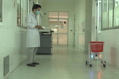 Bác sỹ Đồng Tháp sáng chế robot phục vụ người bệnh nhiễm COVID-19