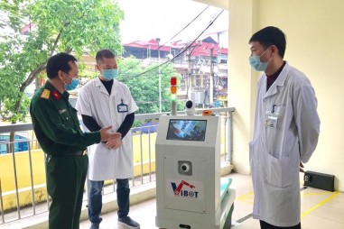 Việt Nam chế tạo thành công robot hỗ trợ điều trị covid-19