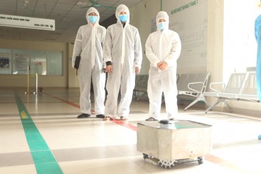 Robot lau sàn khử khuẩn phòng bệnh “made in Vietnam”