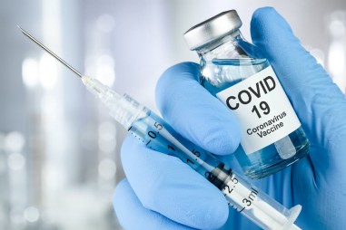 FDA áp tiêu chuẩn mới cho các nhà sản xuất vaccine chống Covid-19