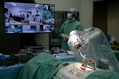 Robot phẫu thuật bàng quang từ xa qua mạng 5G