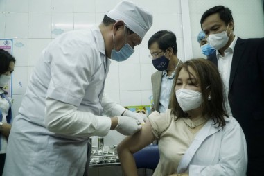 Việt Nam triển khai tiêm vaccine ngừa COVID-19 tại TP.HCM, Hà Nội và Hải Dương