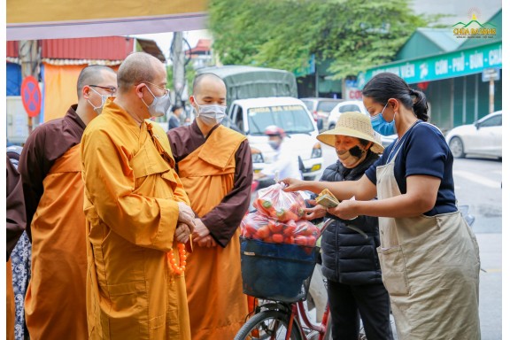Phật tử chùa Ba Vàng giải cứu nông sản Hải Dương