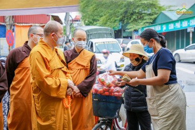 Phật tử chùa Ba Vàng giải cứu nông sản Hải Dương