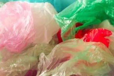 Biến túi hàng tạp hóa bằng nhựa thành nhiên liệu bền vững