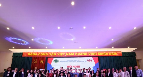 Hội nghị 120 doanh nghiệp với trường Đại học Kinh doanh và Công nghệ Hà Nội về ngày hội việc làm cho sinh viên năm 2022.