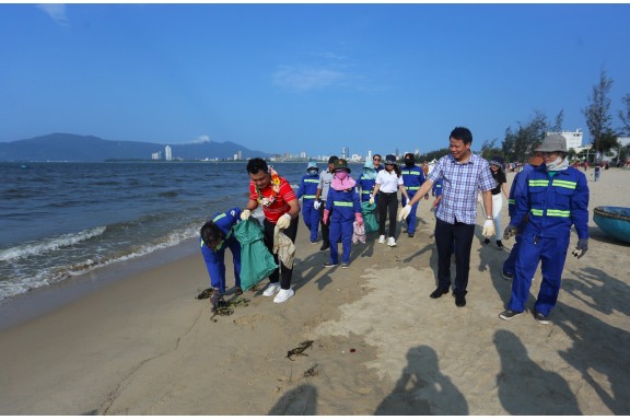 600 người nhặt rác hưởng ứng Ngày hội môi trường "Biển Đà Nẵng mãi trong xanh"