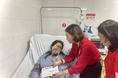 Chủ tịch Hội Chữ thập đỏ Việt Nam thăm hỏi các nạn nhân vụ cháy nhà tại đường Trung Kính