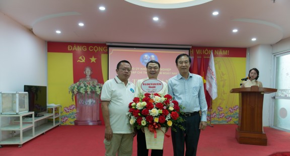 Bí thư Chi bộ Tạp chí Thử nghiệm Ngày nay đón nhận Huy hiệu 40 năm tuổi Đảng