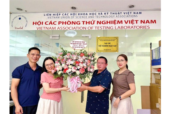 Lãnh đạo Hội các Phòng thử nghiệm Việt Nam chúc mừng Tạp chí Thử nghiệm Ngày nay nhân dịp 100 năm Ngày Báo chí Cách mạng Việt Nam